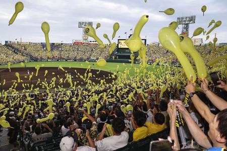 　ジェット風船を飛ばして試合を楽しむプロ野球ファン＝甲子園
