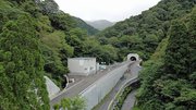 整備が進む冠山峠道路。手前が福井県方面、奥が岐阜県方面＝今年８月、福井県池田町（福井河川国道事務所提供）