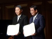 第１回岐阜県人世界大会で締結した「県産品の海外展開に関する覚書」を手にする長屋充良会長（左）と古田肇知事＝２９日午後、岐阜市