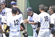 監督を囲む大垣日大ナイン
