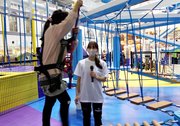 ロープアスレチックを楽しむ子どもを見守る田中理恵さん＝岐阜市正木中、マーサ２１