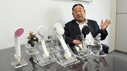 製造する蛇口やシャワーヘッドを紹介しながら、山県市の水栓バルブの歴史を説明する早川徹社長＝同市東深瀬、水生活製作所
