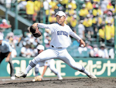 ２回表、力投する県岐阜商の先発・渡辺大（撮影・坂井萌香）