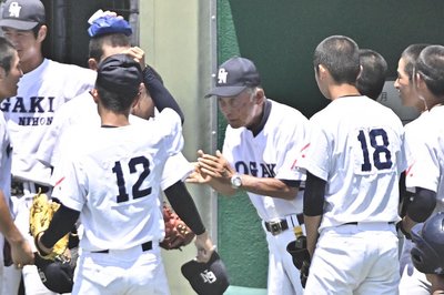 監督を囲む大垣日大ナイン