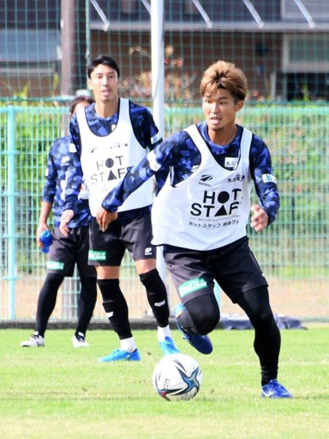沼津戦に向けて調整するＦＣ岐阜の富樫（右）＝２７日、岐阜市北西部運動公園