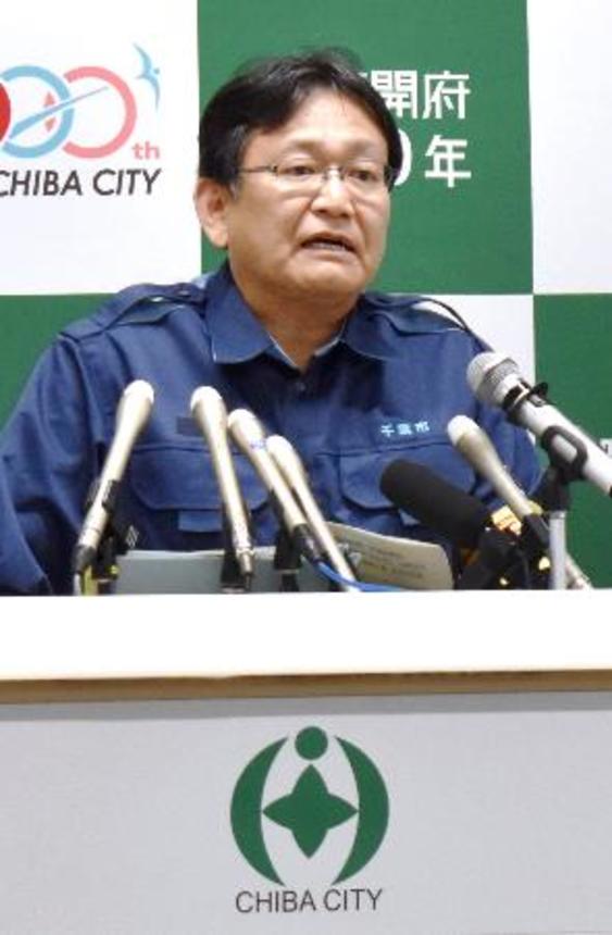 　記者会見する神谷俊一千葉市長＝２０日午後、千葉市役所