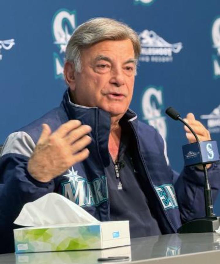 　記者会見する米大リーグ、マリナーズの球団専属アナウンサーのリック・リズさん＝２８日、シアトル（共同）