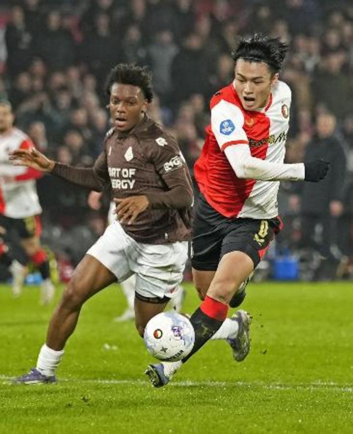 　テルスター戦の前半、攻め込むフェイエノールトの上田（右）＝ロッテルダム（共同）