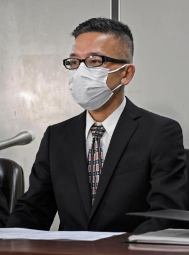 　弁論後に記者会見する元ジャニーズＪｒ．の男性＝１７日午後、東京・霞が関の司法記者クラブ