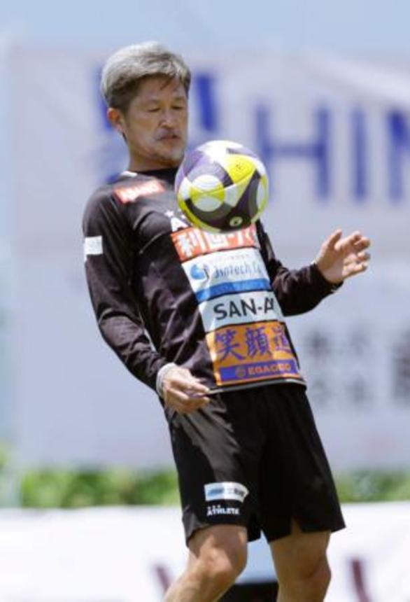　試合前にウオーミングアップするＪＦＬアトレチコ鈴鹿の三浦知良＝大阪府枚方市のたまゆら陸上競技場