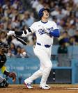 　ダイヤモンドバックス戦の４回、自打球に声を上げるドジャース・大谷＝ロサンゼルス（共同）