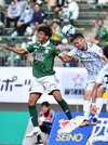 ＦＣ岐阜×大阪＝前半、空中でボールを競り合うＦＣ岐阜のＦＷンドカ＝長良川競技場