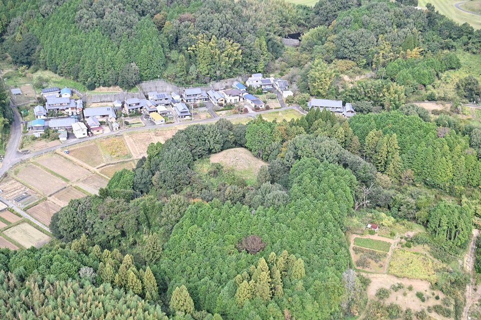 加茂郡で初めて国史跡に指定された夕田茶臼山古墳＝１０月２７日、加茂郡富加町（本社契約ヘリから）