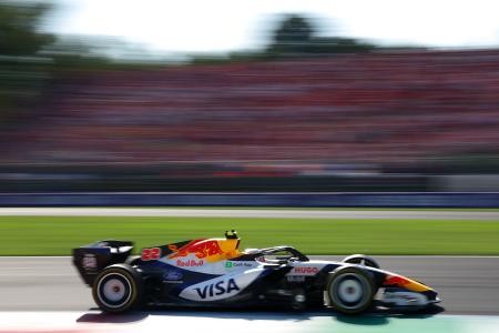 　Ｆ１イタリアＧＰで走行するレーシングブルズの角田裕毅＝６日、モンツァ（ゲッティ＝共同）