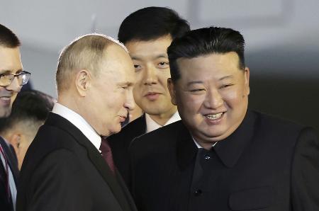 　２０２４年６月、訪朝したロシアのプーチン大統領（左）を出迎える北朝鮮の金正恩朝鮮労働党総書記（朝鮮中央通信＝共同）