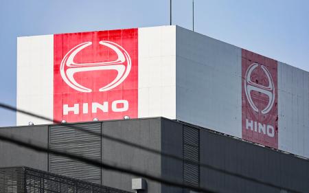 　日野自動車本社にあるロゴマーク＝２２日、東京都日野市