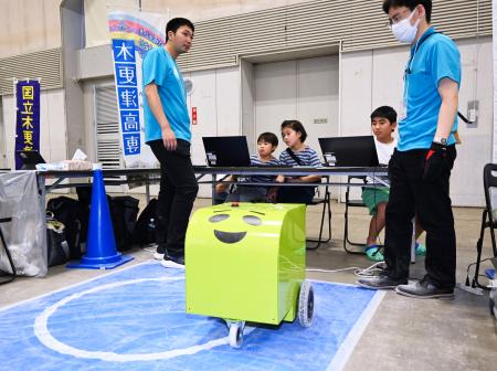 　巡回型展示会「ＫＯＳＥＮ　ＰＡＲＫ」に出展した、木更津高専の「ラインカー」のロボット＝１７日午後、宇都宮市