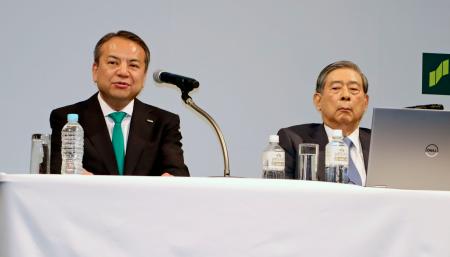 　記者会見する三井住友フィナンシャルグループの中島達社長（左）とＳＢＩホールディングスの北尾吉孝会長兼社長＝１６日午前、東京都港区