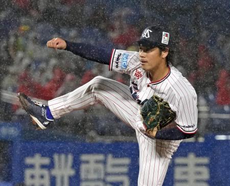 　６回途中３失点で勝利したヤクルト・小川＝神宮