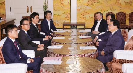 　ガソリン税の暫定税率廃止法案を巡る与野党の実務者協議＝１日午後、国会