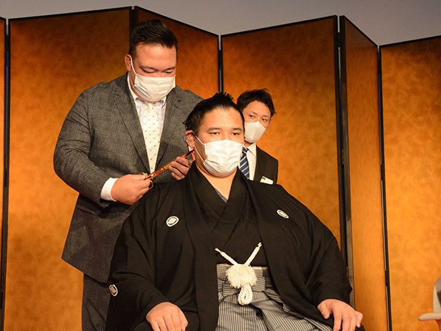 徳真鵬の大銀杏にはさみを入れる荒磯親方＝瑞穂市穂積、朝日大