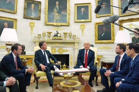 　１４日、米ホワイトハウスで北大西洋条約機構（ＮＡＴＯ）のルッテ事務総長（奥左）と会談するトランプ大統領（同右）（ＡＰ＝共同）