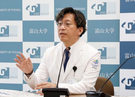 　記者会見で研究成果について話す富山大の藤井努教授＝１５日午前、富山市