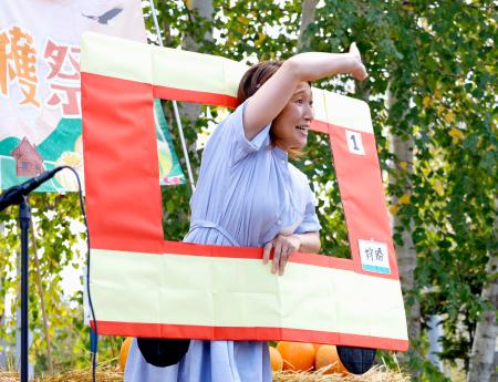 　ドラマ「北の国から」の名ぜりふを叫ぶ大声コンテストで、大人の部の最優秀賞に選ばれた中島沙奈江さん＝４日午後、北海道富良野市