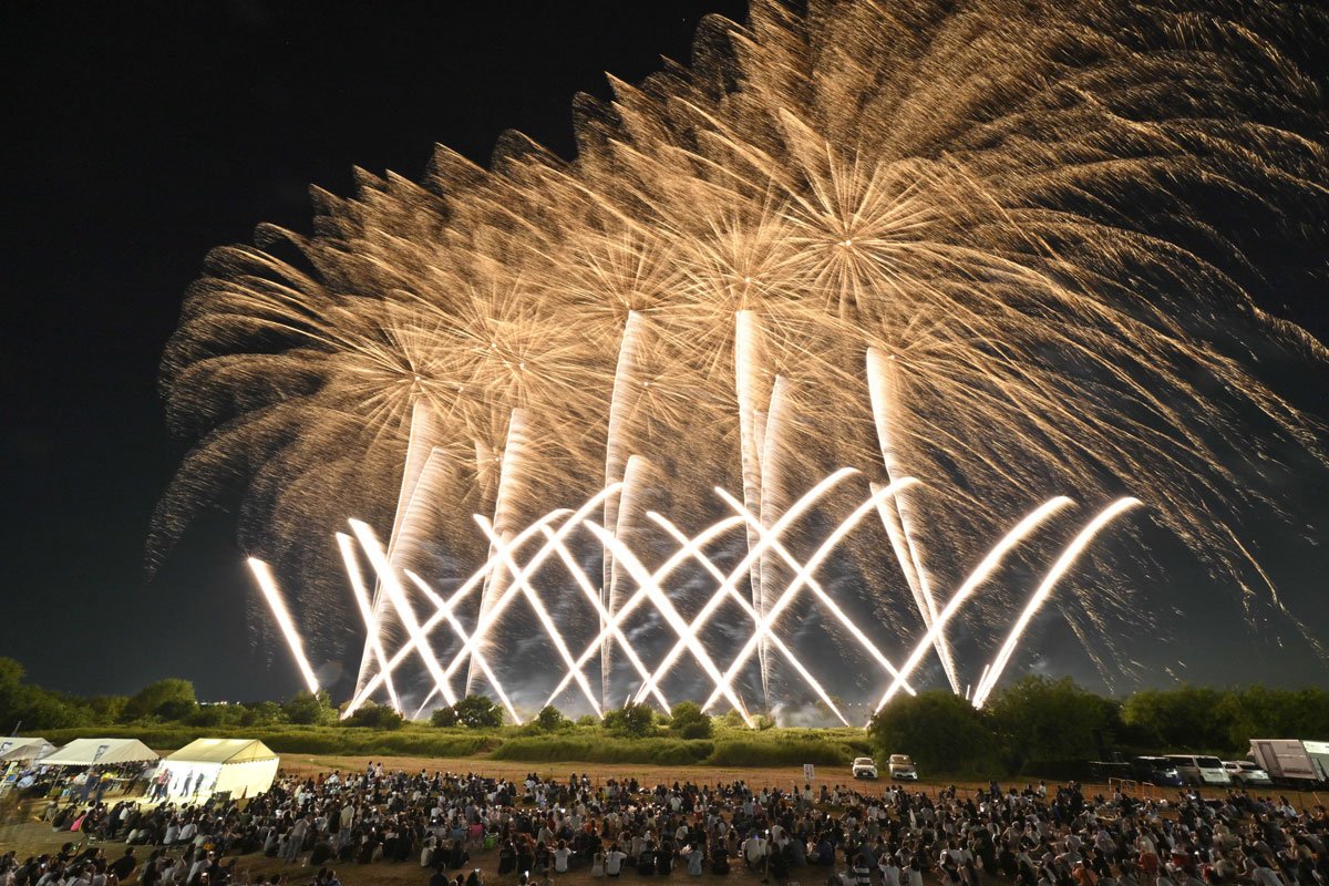 第７０回記念大垣花火大会のフィナーレを飾ったミュージックワイドスターマイン＝２５日午後８時２０分、大垣市東町、揖斐川河畔（撮影・堀尚人）
