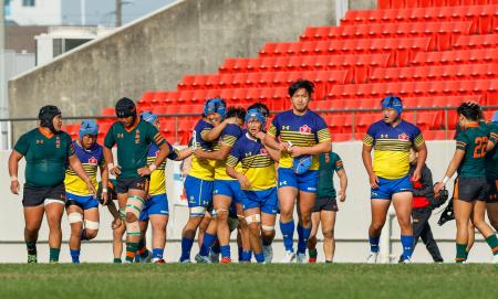 　東福岡に勝利した京都成章の選手たち＝花園