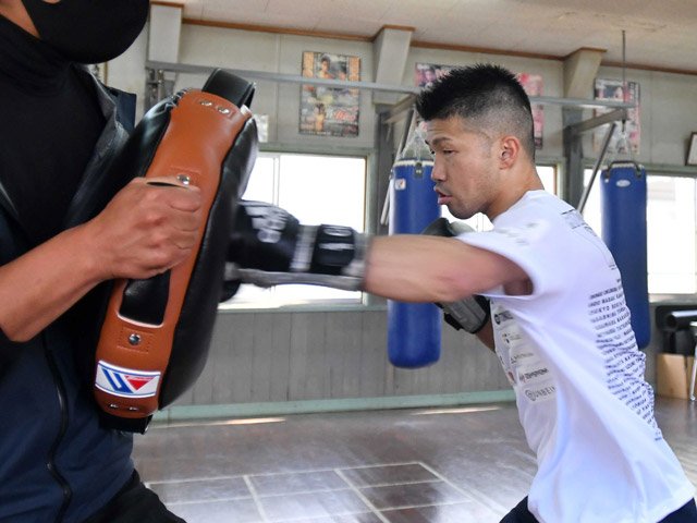 絶対的な武器として進化を遂げた左ストレートに磨きをかける田中亮明＝中京高