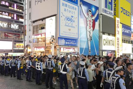 　２０２５年９月、阪神タイガースがセ・リーグ優勝を決め、大阪・道頓堀で警備に当たる大勢の警察官