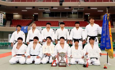 　柔道の全日本学生優勝大会男子で優勝し、記念写真に納まる日大の選手たち＝日本武道館