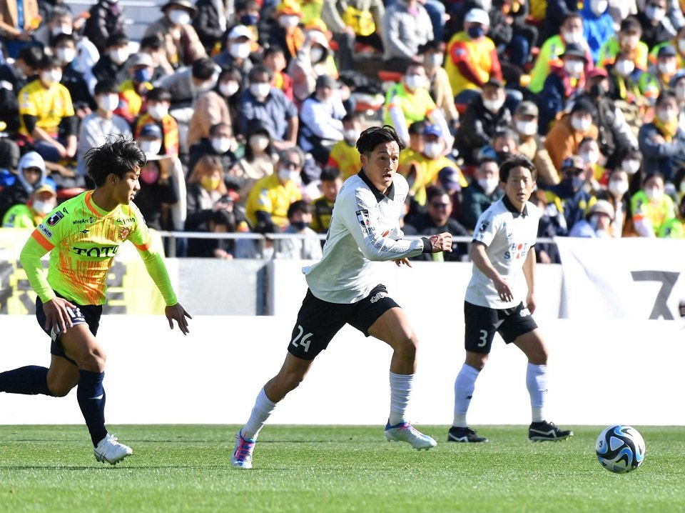 北九州×ＦＣ岐阜＝前を向いて味方のパスコースを探すＦＣ岐阜のＦＷ上野＝ミクニワールドスタジアム北九州