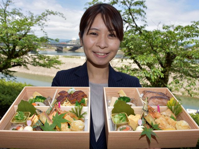 ウナギを使用した「清流弁当」（左）と飛騨牛を詰め込んだ「飛騨牛弁当」＝岐阜市湊町、ホテルパーク