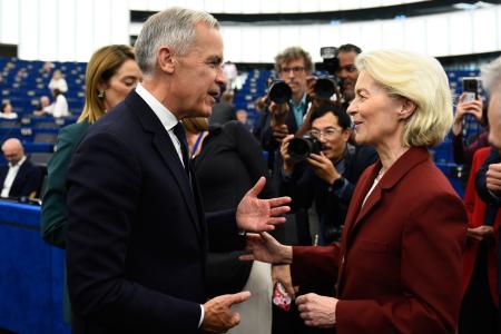 　カナダのカーニー首相（左）とＥＵのフォンデアライエン欧州委員長＝９月、ストラスブール（ＡＰ＝共同）