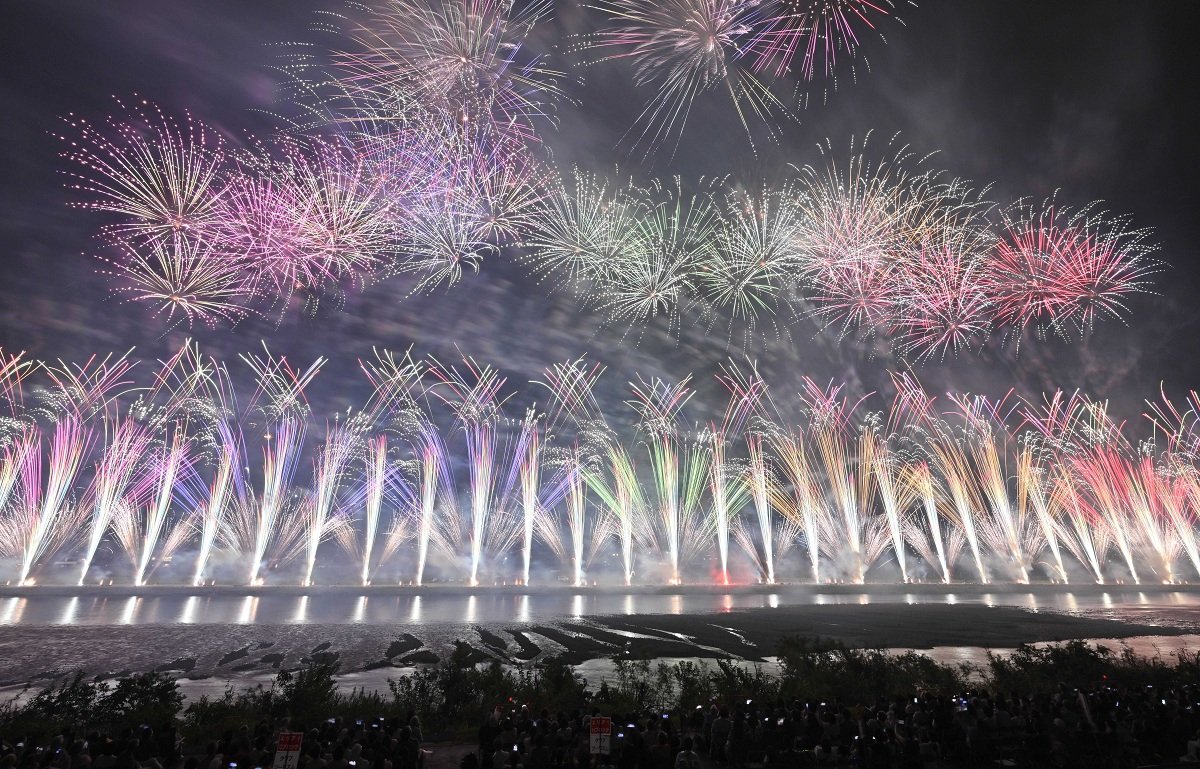 昨年のぎふ長良川花火大会で打ち上げられた超ウルトラワイドスターマイン＝２０２５年８月、岐阜市の長良川河畔（撮影・堀尚人）