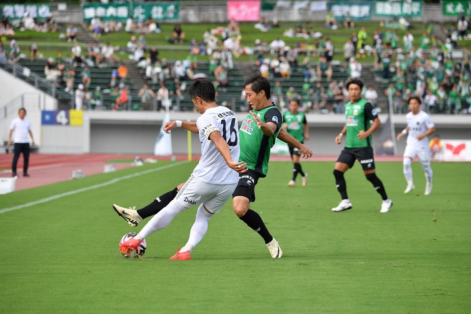 ＦＣ岐阜×相模原＝前半、相手のパスを阻むＦＣ岐阜のＦＷイ＝長良川競技場