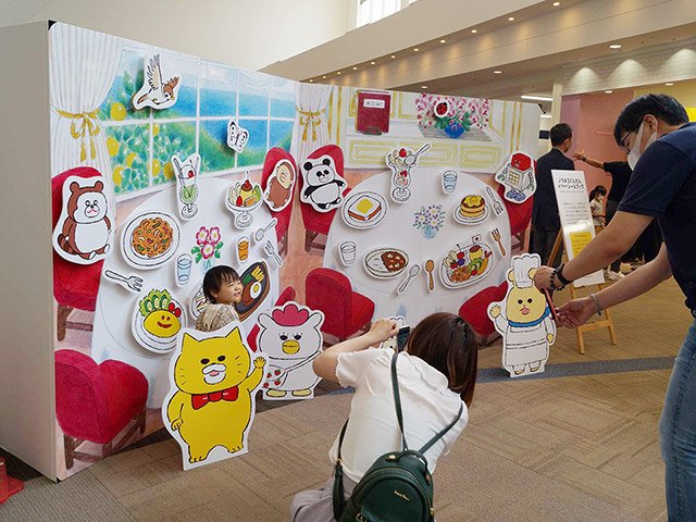 ノラネコぐんだんと写真が撮れるフォトスポットで撮影を楽しむ親子＝岐阜市正木中、マーサ２１