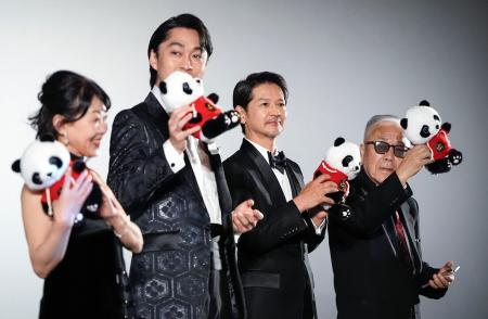 　「２０２５北京・日本映画週間」の開幕式で笑顔を見せる（右から）神山征二郎監督と緒形直人さんら＝１９日、北京（共同）