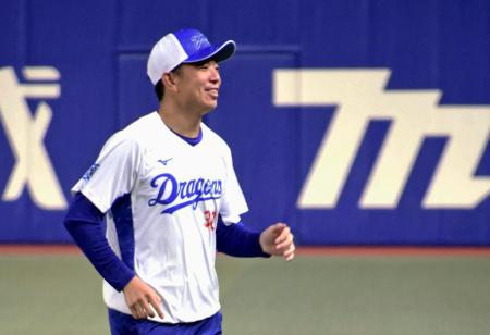 　ランニングで調整する中日・松葉＝バンテリンドーム