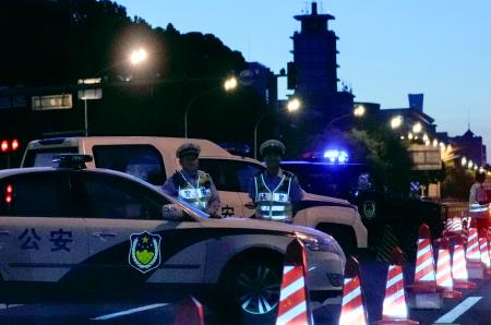 　北京の天安門広場につながる道路を警戒する警察官＝４日（共同）