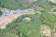 加茂郡で初めて国史跡に指定された夕田茶臼山古墳＝１０月２７日、加茂郡富加町（本社契約ヘリから）