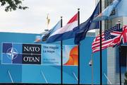 　ＮＡＴＯ首脳会議を前にはためく加盟国の国旗＝２２日、オランダ・ハーグ（ロイター＝共同）