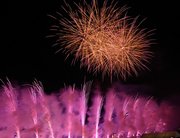 関市の夜空と川面を鮮やかに染めたスターマイン＝１３日午後７時４１分、同市稲口、津保川河畔（撮影・山田雄大）