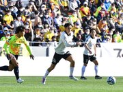 北九州×ＦＣ岐阜＝前を向いて味方のパスコースを探すＦＣ岐阜のＦＷ上野＝ミクニワールドスタジアム北九州