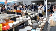 美濃焼の器がずらりと並ぶ大陶器市でにぎわう「たじみ陶器まつり」＝多治見市本町