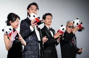 　「２０２５北京・日本映画週間」の開幕式で笑顔を見せる（右から）神山征二郎監督と緒形直人さんら＝１９日、北京（共同）