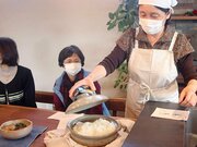 炊いた後に鍋帽子で包んだ土鍋ご飯。ふたを開けるとふっくらした出来上がりに