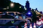 　北京の天安門広場につながる道路を警戒する警察官＝４日（共同）